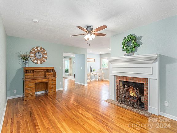 5th image of 37 Briarwood Dr
