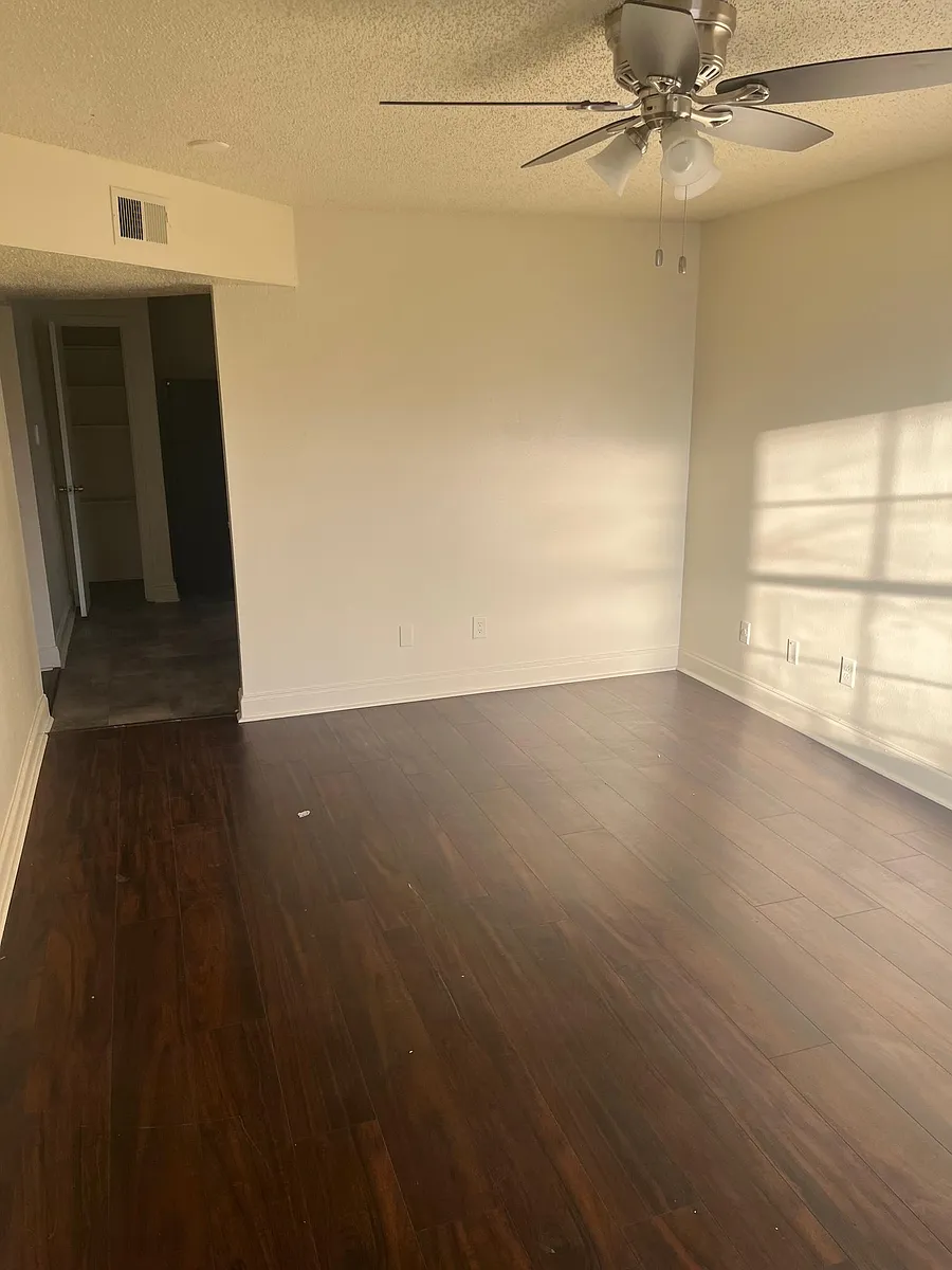 Building Photo - 1550 Mazant St