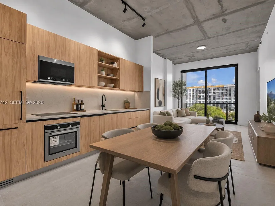 91 NW 27th St #201