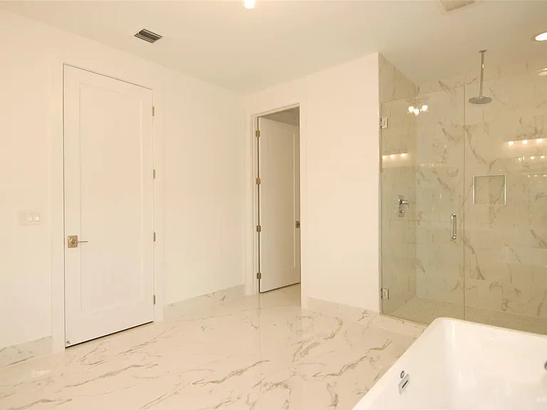 1435 SW 23rd St — Photo 27