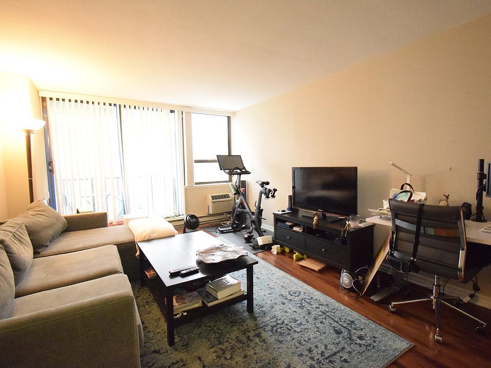 1st image of 2740 N Pine Grove Ave APT 17B