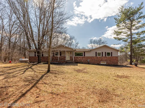 7293 Gawley Rd, Pinckney, MI 48169
