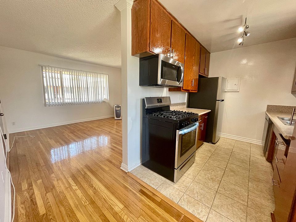 1st image of 956 N Wilcox Ave #8