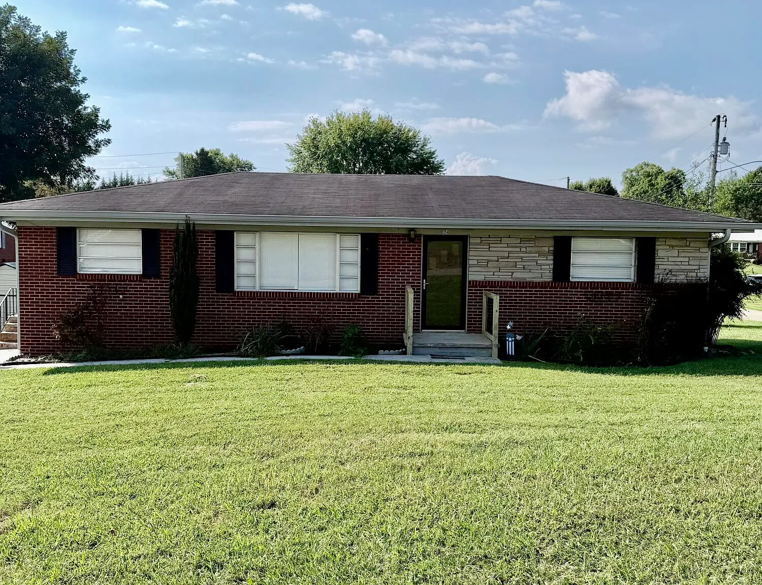 3 bed, 1.0 bath, 1222 sqft, $2,400 — Photo 1
