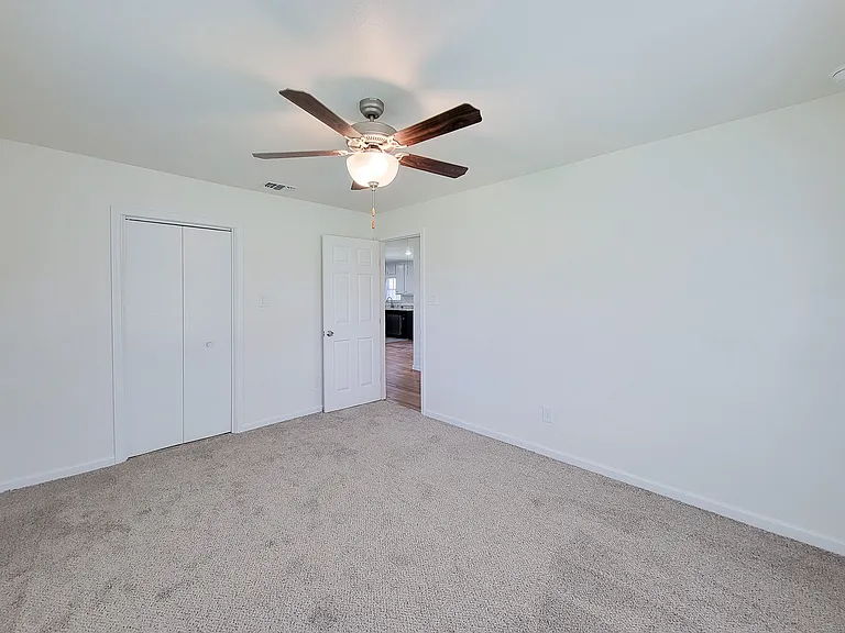 413 S Market St — Photo 16