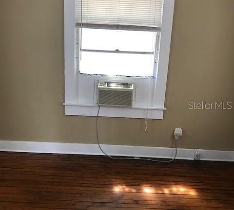 3rd image of 729 N Westmoreland Dr APT 1