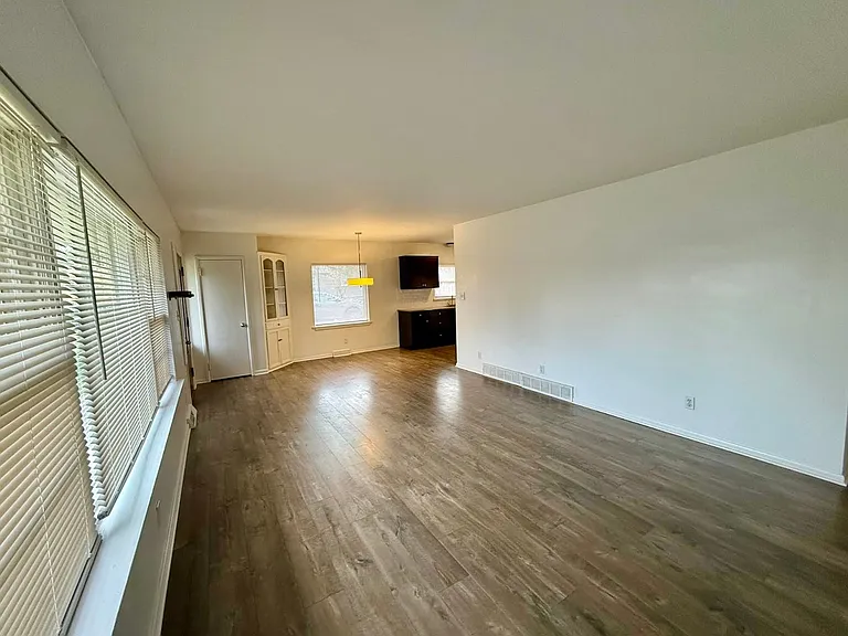 875 Orlando Ave SE — Photo 3