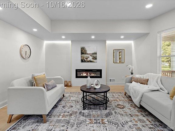 4th image of 3061 Parker St