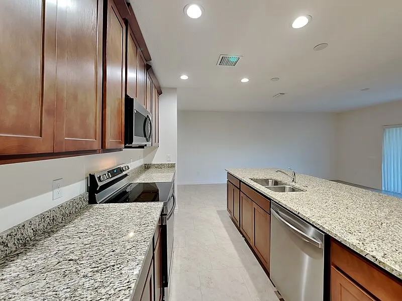 4 bed, 2.5 bath, 2032 sqft, $2,300 — Photo 3
