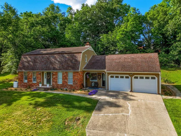 4 Pine Grove Ln, Huntington, WV 25704