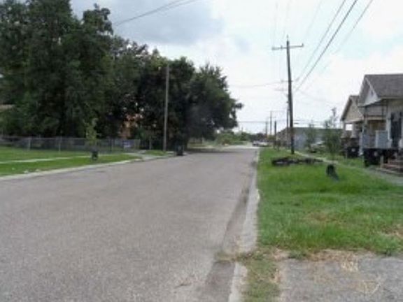 Exterior Neighborhood (street photo)