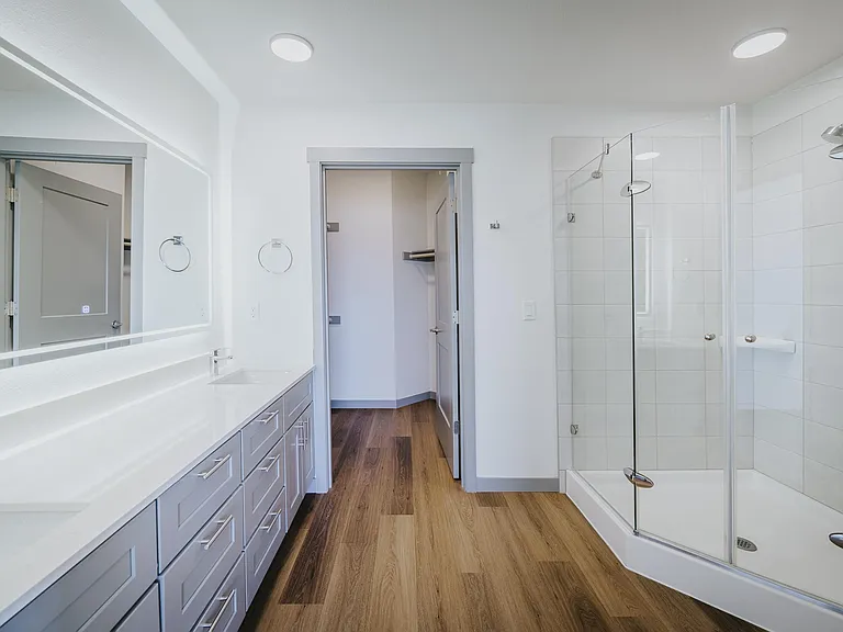 Grand Vista Apartments — Photo 17