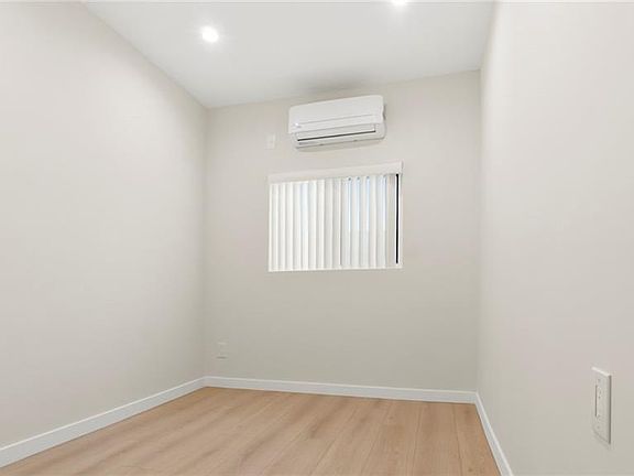 5th image of 19928 Hatton St