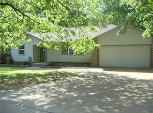 8244 Fairway Dr, Rogers, AR 72756