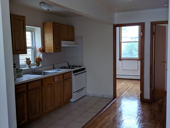 4th image of 2659 30th St