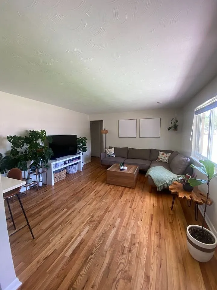 6 bed, 2028 sqft, $725 — Photo 3