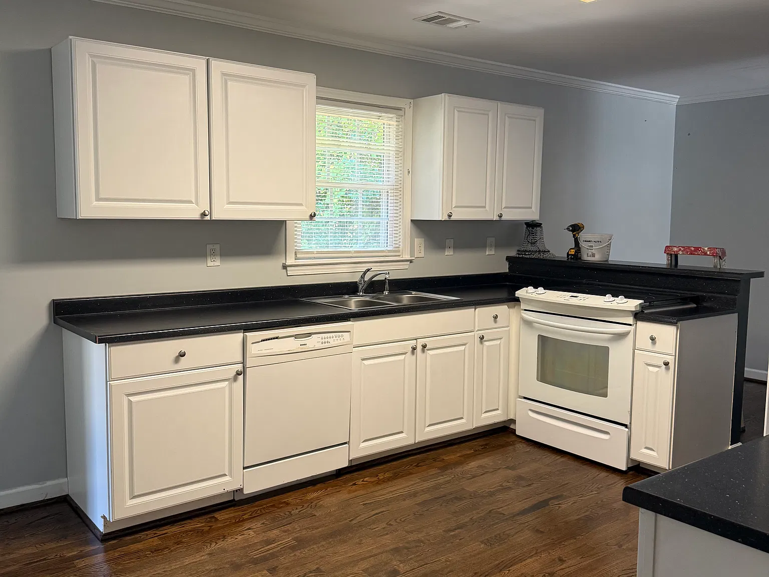 3 bed, 1.5 bath, 1269 sqft, $2,800 — Photo 4
