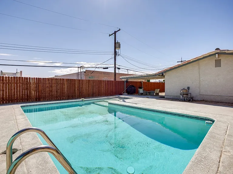 2405 Arenas St — Photo 4