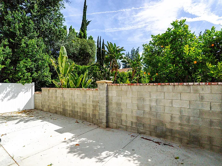 7570 Chaminade Ave — Photo 21