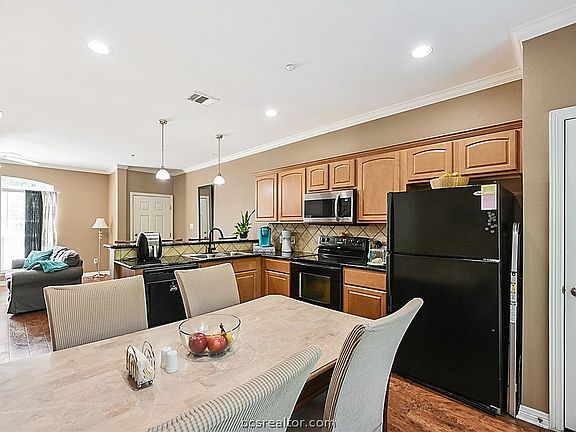 5th image of 305 Holleman Dr #1406