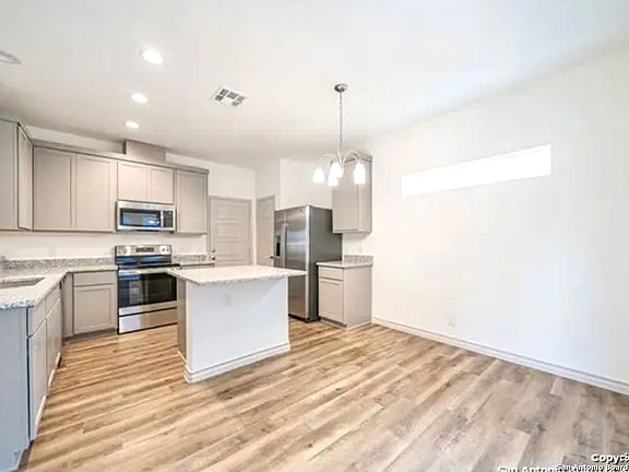 4th image of 310 W Evergreen St #118