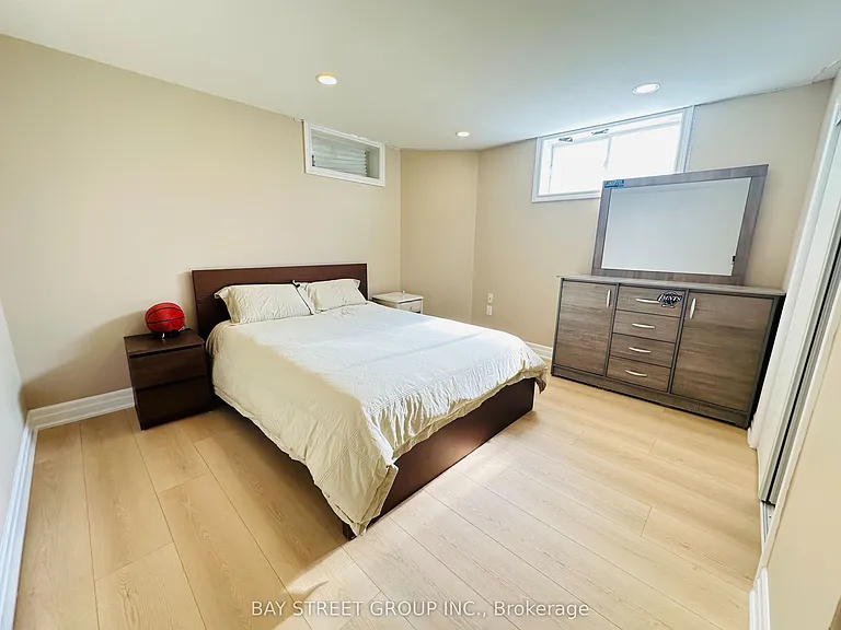 118 Fairglen Ave — Photo 17