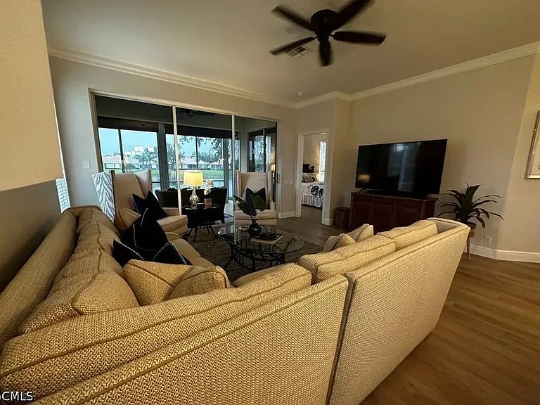8837 E Bay Cir — Photo 2