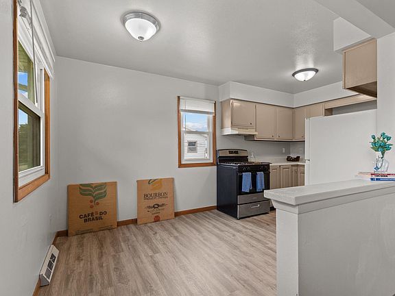 3rd image of 1860 Evans St