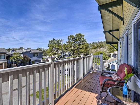 El Granada is known as the banana belt of the coast for its wonderful sunny afternoons. The deck is the perfect place to enjoy a glass of wine or even to work on your laptop.