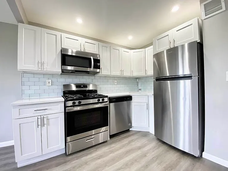 831 Bartholdi St #4D — Photo 3