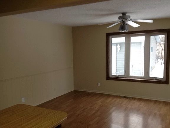 4th image of 11651 Yukon St NW