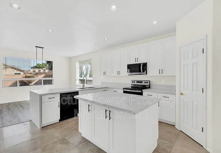 846 W Carob Dr — Photo 6