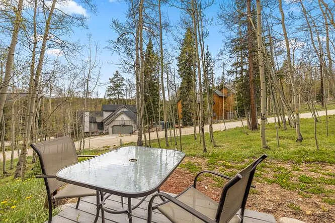 Small deck off of lower queen size bedroom