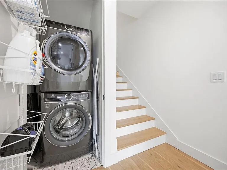 Markham St SW — Photo 14