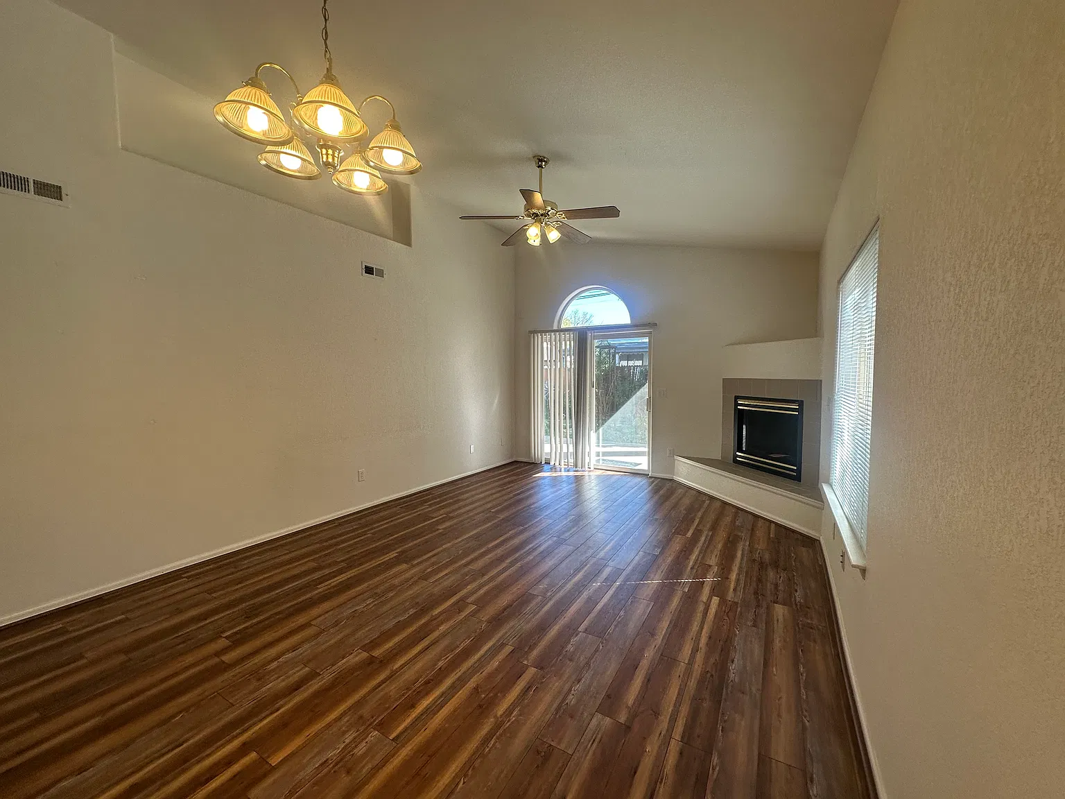 3 bed, 1359 sqft, $2,050 — Photo 2