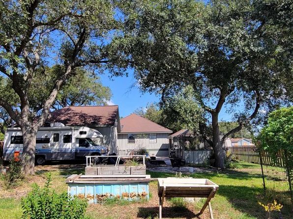 113 Sanders St, Palacios, TX 77465