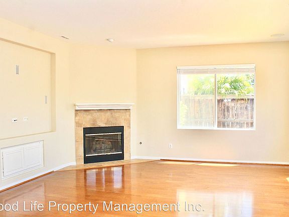 5th image of 366 Edgewater Dr