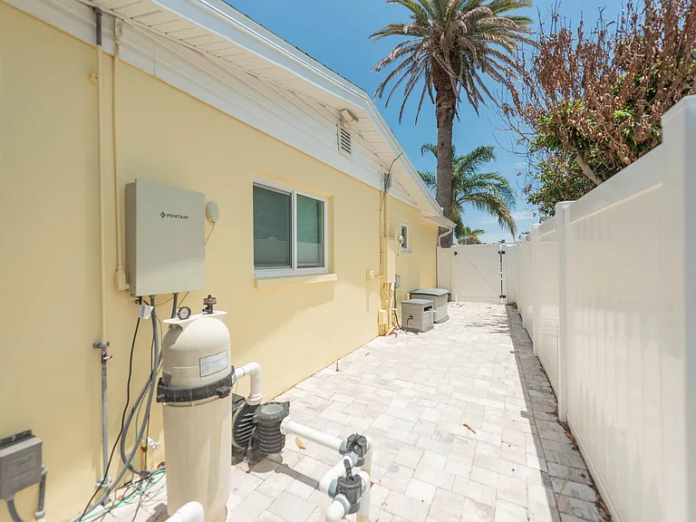 444 Finch Dr — Photo 45