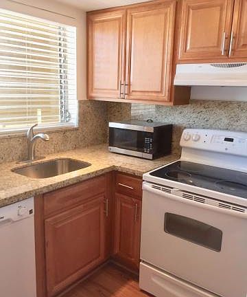 5th image of 40 Isle Of Venice Dr APT 13