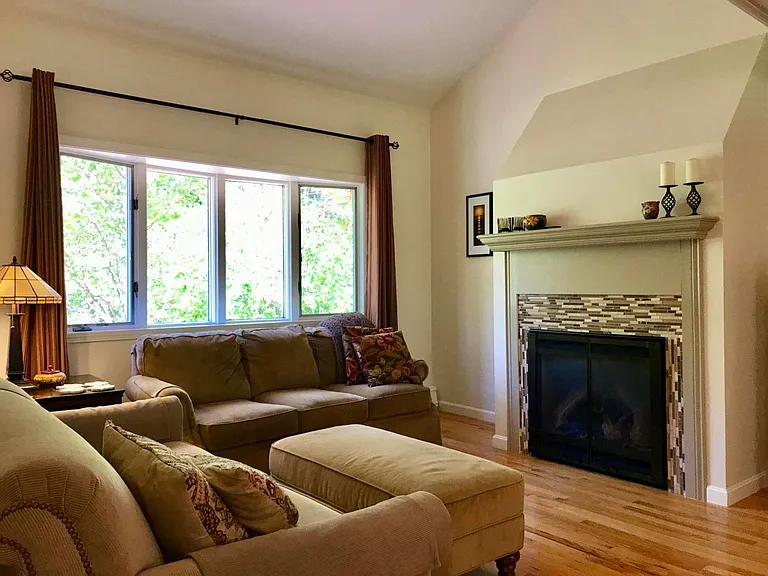 402 W Elm St — Photo 17