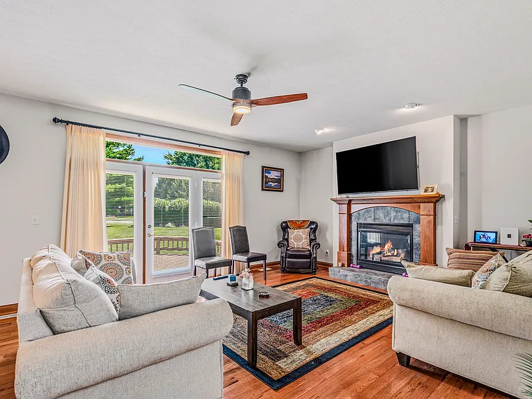 725 Greystone Ct — Photo 18