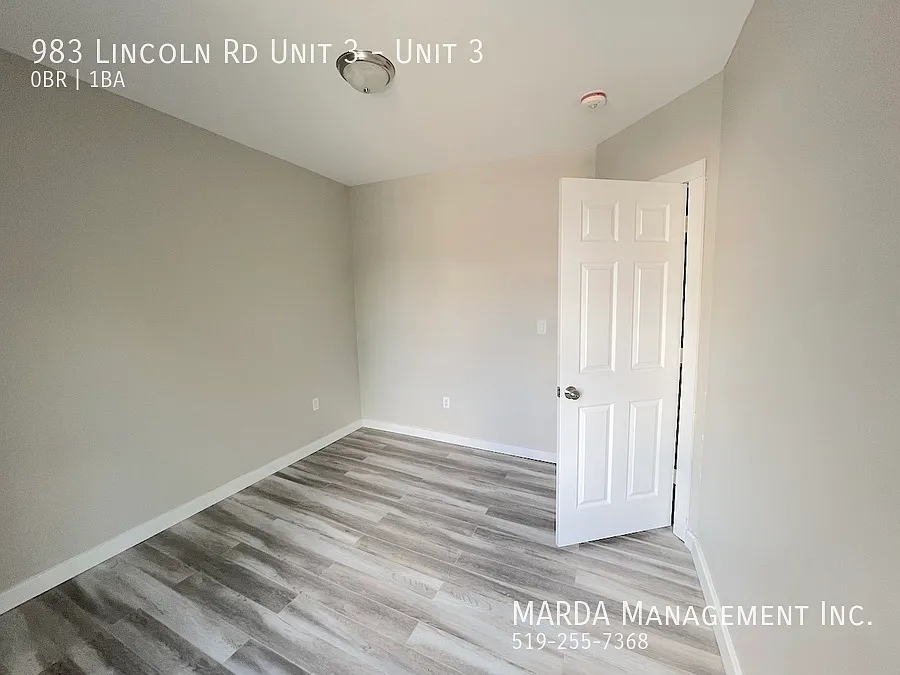 Beautifully Renovated Bachelor In Walkerville + Hydro! — Photo 3