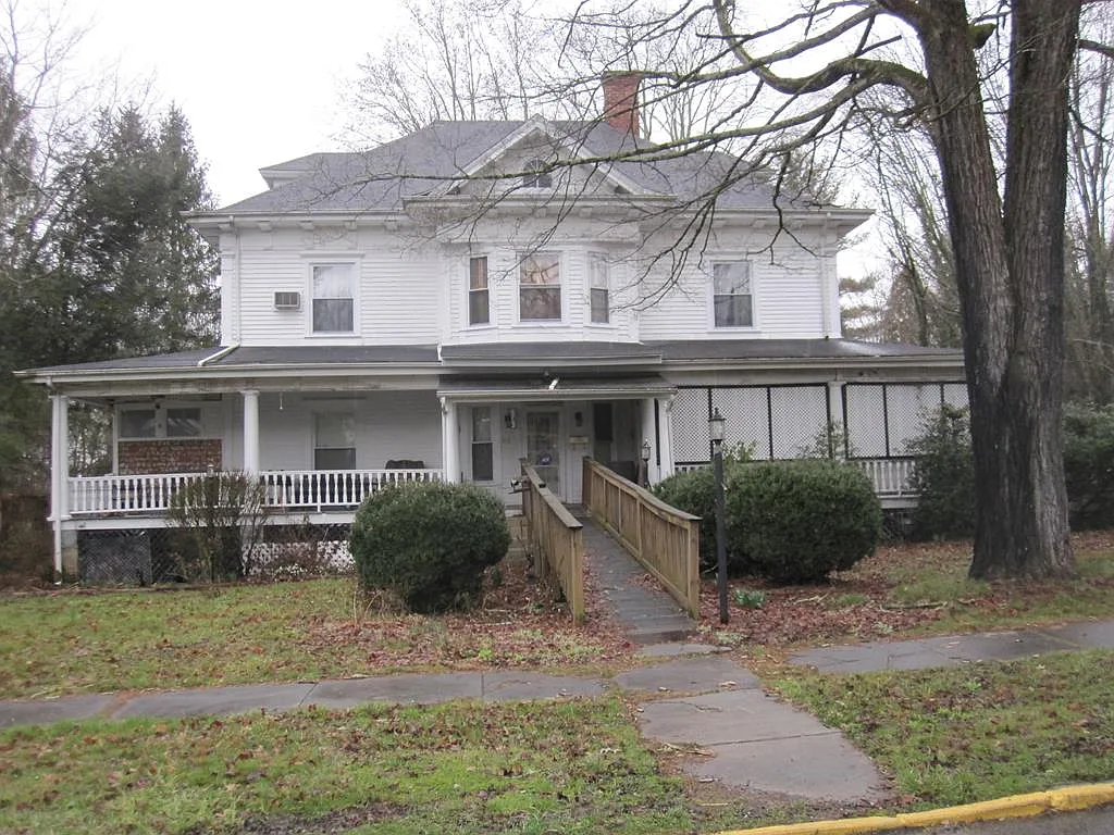 221 Hale Ave photo 1