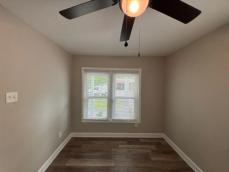 509 E Elm St — Photo 11