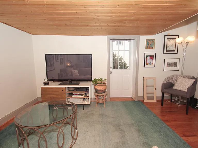 902 Pine St — Photo 11