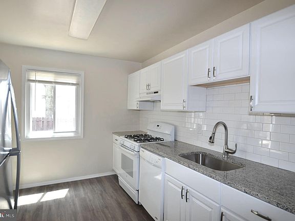 4th image of 5580 Hollins Ln