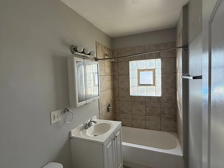 817 W 34th Place — Photo 2