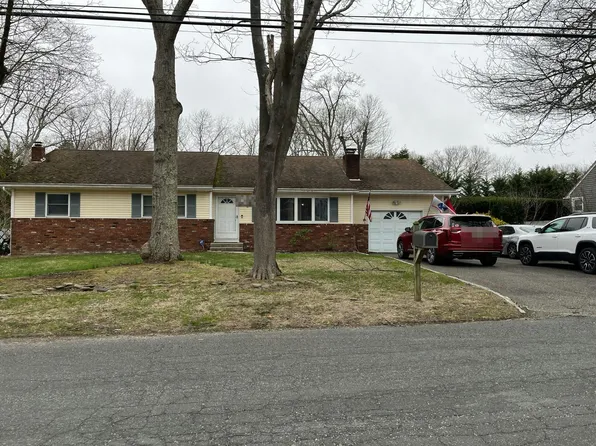 26 Williams Ave, Holtsville, NY 11742