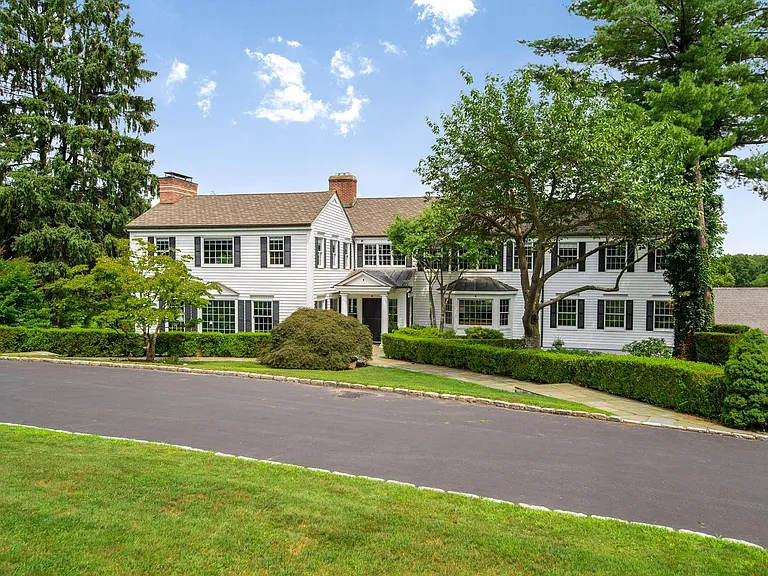 345 Round Hill Rd — Photo 1