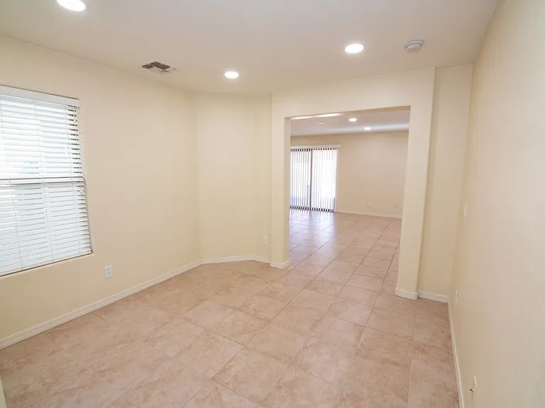 915 W Desert Hills Dr — Photo 7
